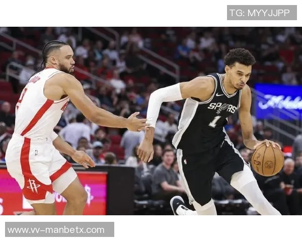 马刺半场领先太阳7分福克斯表现出色狄龙和布克状态起伏